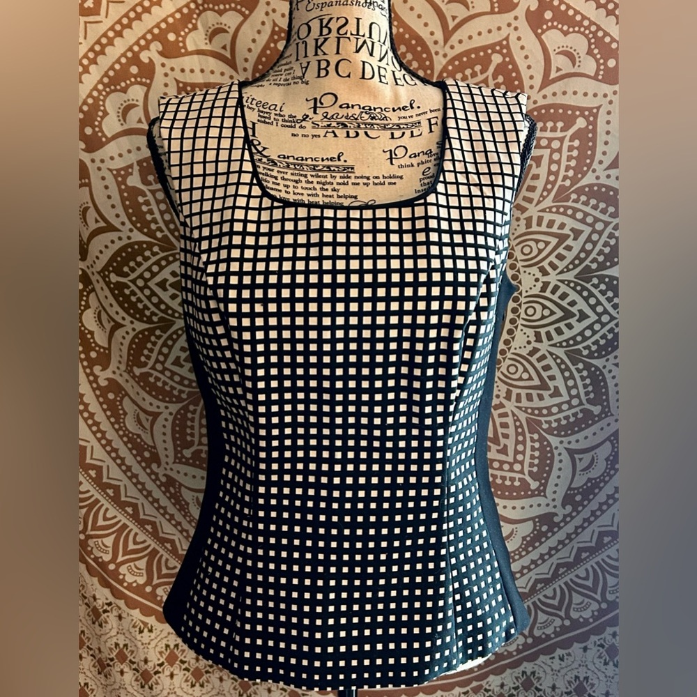 White House Black Market Black & White Geometric Shell Top - Size 6
